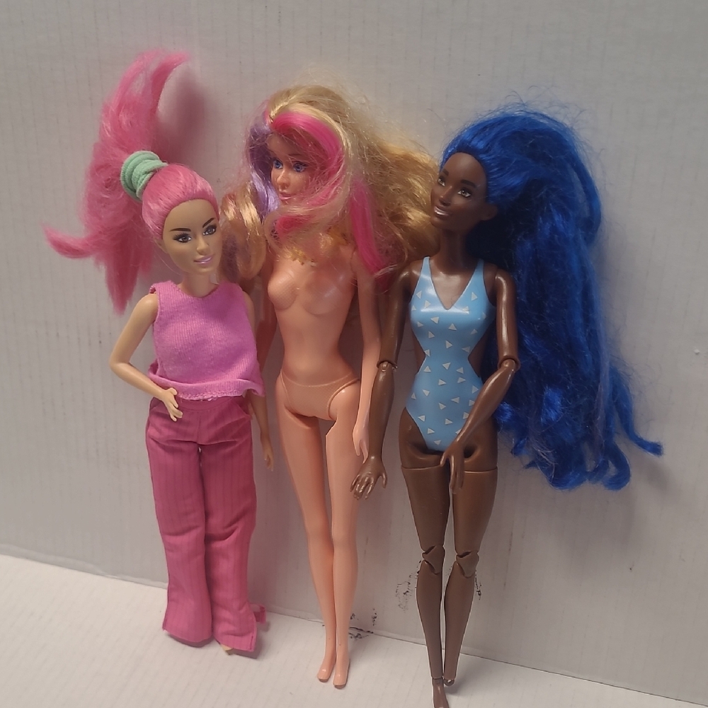 D22: Doll Trio with Colorful Hair and Outfits